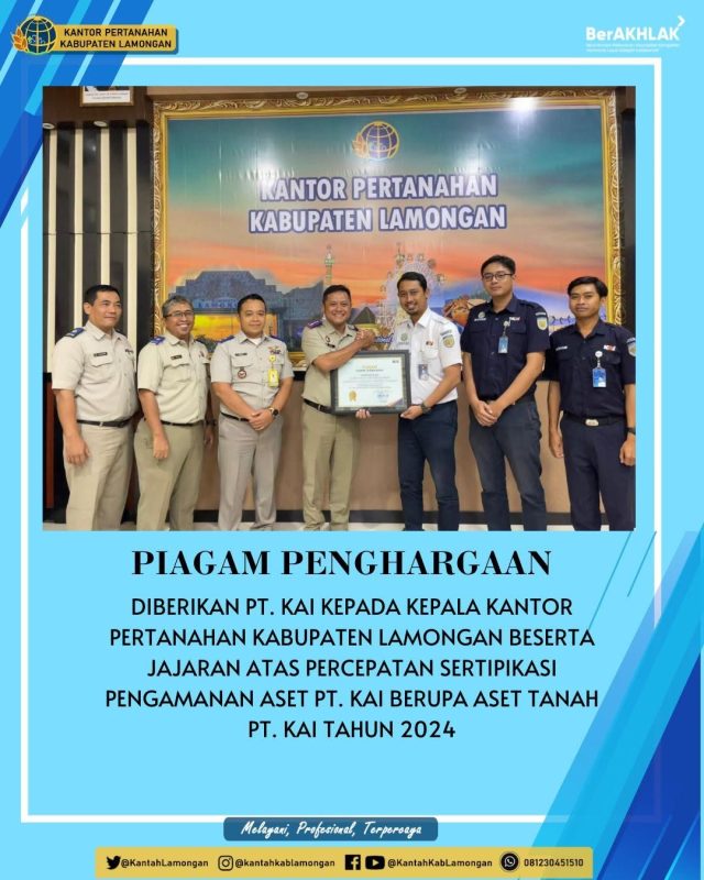 Kepala Kantor Pertanahan Kabupaten Lamongan beserta jajarannya, menerima Piagam Penghargaan dari PT. Kereta Api Indonesia (KAI)