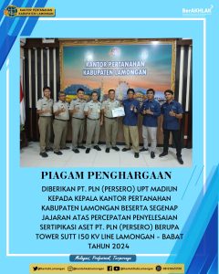 Kepala Kantor Pertanahan Kabupaten Lamongan bersama segenap jajaran menerima Piagam Penghargaan dari PT. PLN (Persero) UPT Madiun.